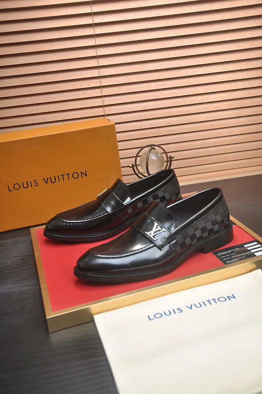 Men's men's shoes 💰460💶 [LV] (original single cowhide lining) 🍀LV's latest genuine leather business suit shoes are launched simultaneously on the official website. The first-layer cowhide imported from Italy is made of heavy gold, 💥1:1 rubber outsole from the official website. Versatile to wear, high-end without losing class, and the color combination is extraordinary. This four-season style is alluring when worn on your feet, showing off your big-name flair. Standard code 38-45 (45 customized)